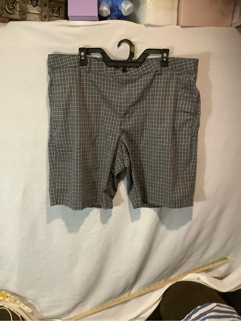 Izod Men’s Gray Plaid Flat Front Shorts